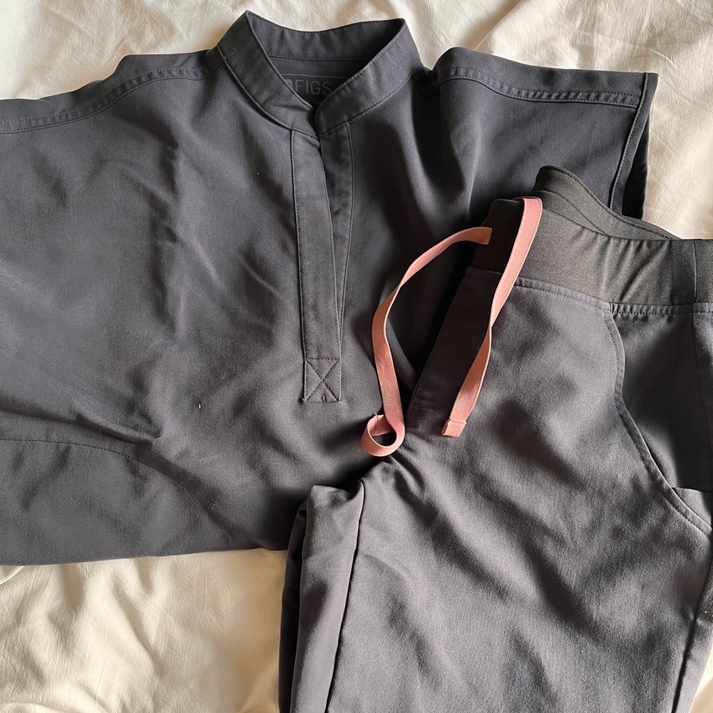 Figs Charcoal Scrub Set with Pink Drawstring
